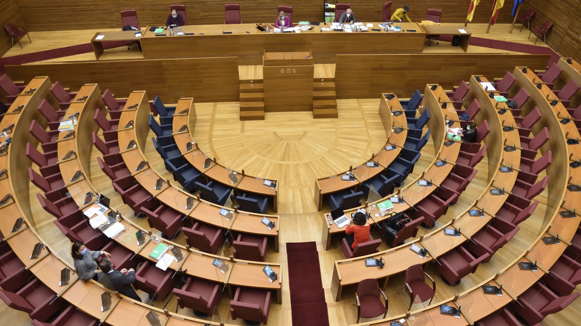 La Comisión de Presupuestos se han celebrado en el hemiciclo de Les Corts por las restricciones Covid