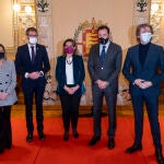 (I-D) La teniente alcalde de Zaragoza, Patricia Cavero; el alcalde de Vitoria-Gasteiz, Gorka Urtaran; la vicepresidenta del Gobierno y ministra para la Transición Ecológica y el Reto Demográfico, Teresa Ribera; el alcalde de Valladolid, Óscar Puente y el alcalde de Soria, Carlos Martínez, posan en el acto institucional de adhesión de los ayuntamientos de Valladolid, Zaragoza, Soria y Vitoria-Gasteiz a la declaración institucional 'Ciudades climáticamente neutrales 2030', en el Ayuntamiento de Valladolid, a 13 de diciembre de 2021, en Valladolid, Castilla y León (España)