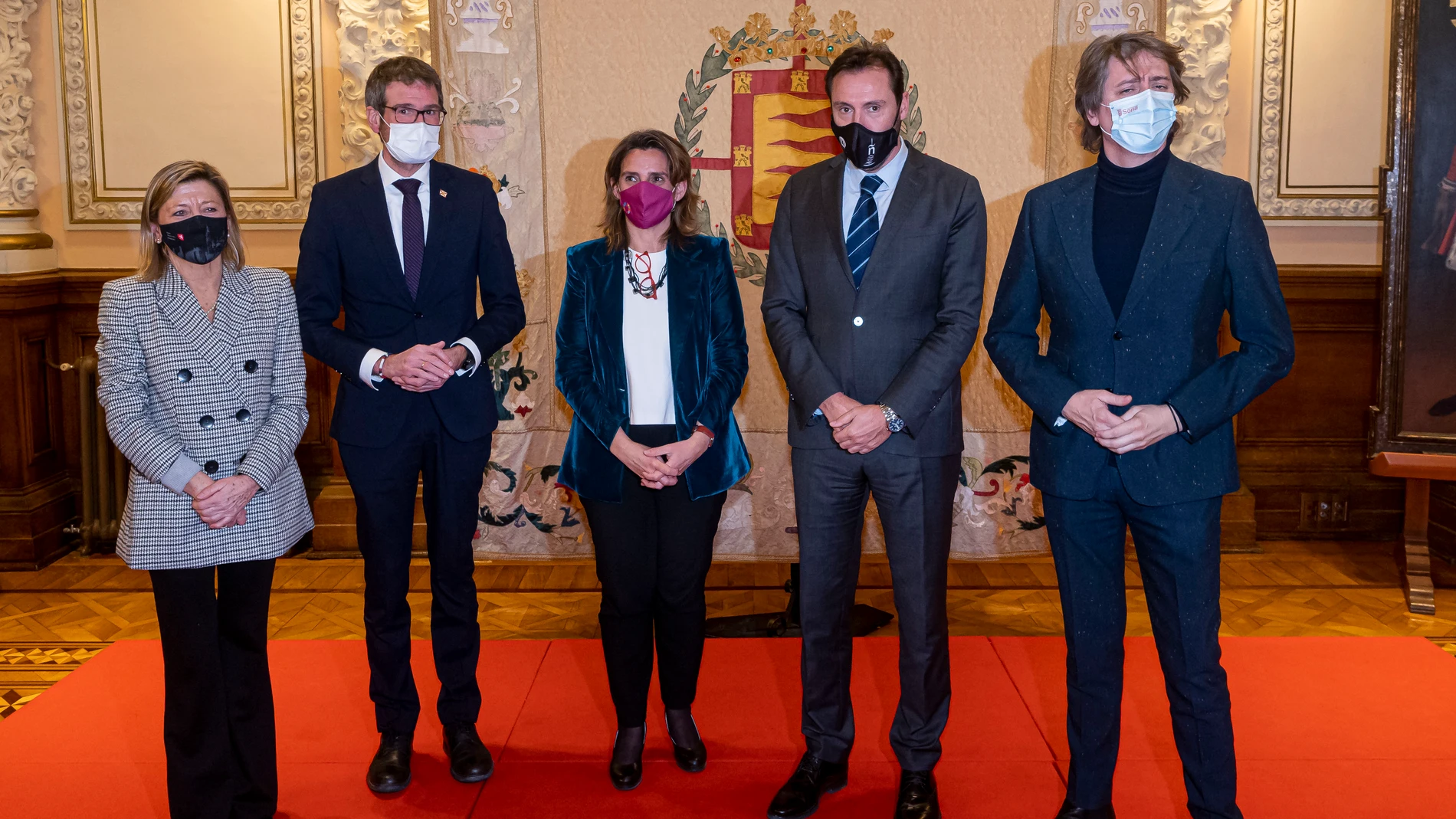 (I-D) La teniente alcalde de Zaragoza, Patricia Cavero; el alcalde de Vitoria-Gasteiz, Gorka Urtaran; la vicepresidenta del Gobierno y ministra para la Transición Ecológica y el Reto Demográfico, Teresa Ribera; el alcalde de Valladolid, Óscar Puente y el alcalde de Soria, Carlos Martínez, posan en el acto institucional de adhesión de los ayuntamientos de Valladolid, Zaragoza, Soria y Vitoria-Gasteiz a la declaración institucional 'Ciudades climáticamente neutrales 2030', en el Ayuntamiento de Valladolid, a 13 de diciembre de 2021, en Valladolid, Castilla y León (España)