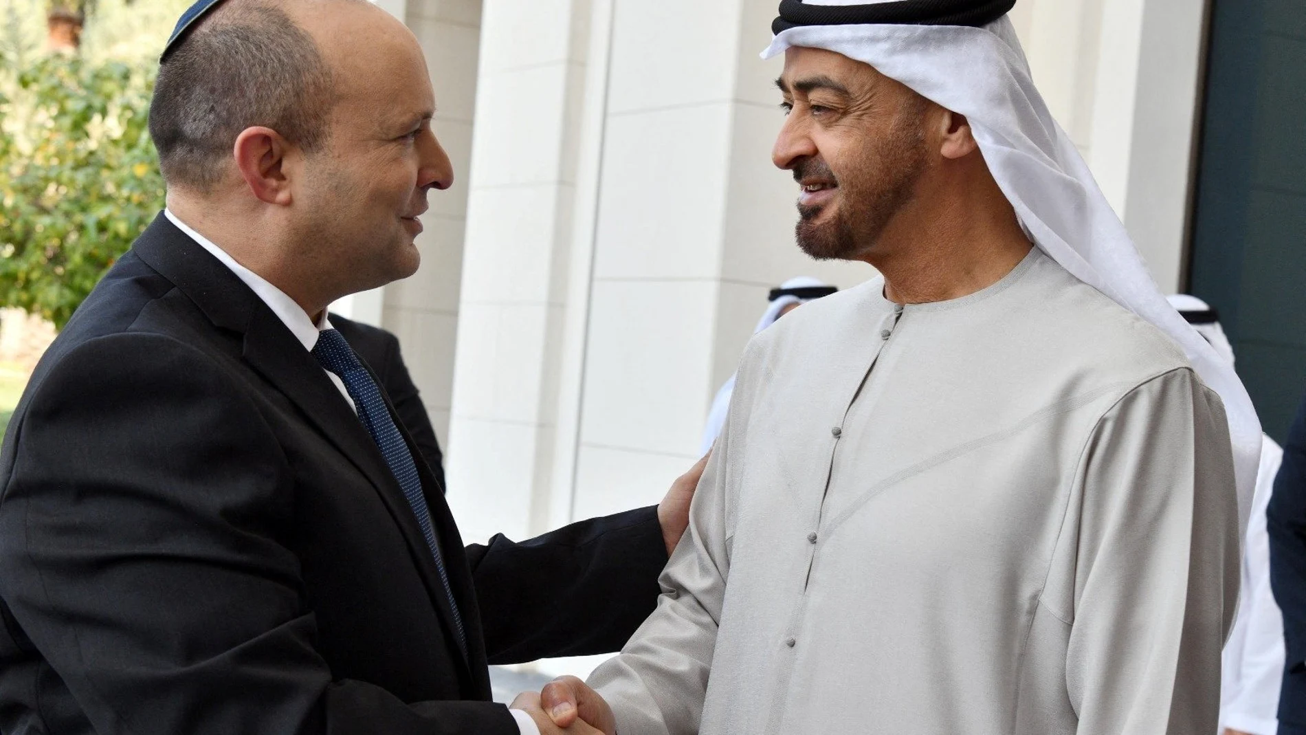 Naftali Bennett con el jefe Mohamed bin Zayed al Nahyan.