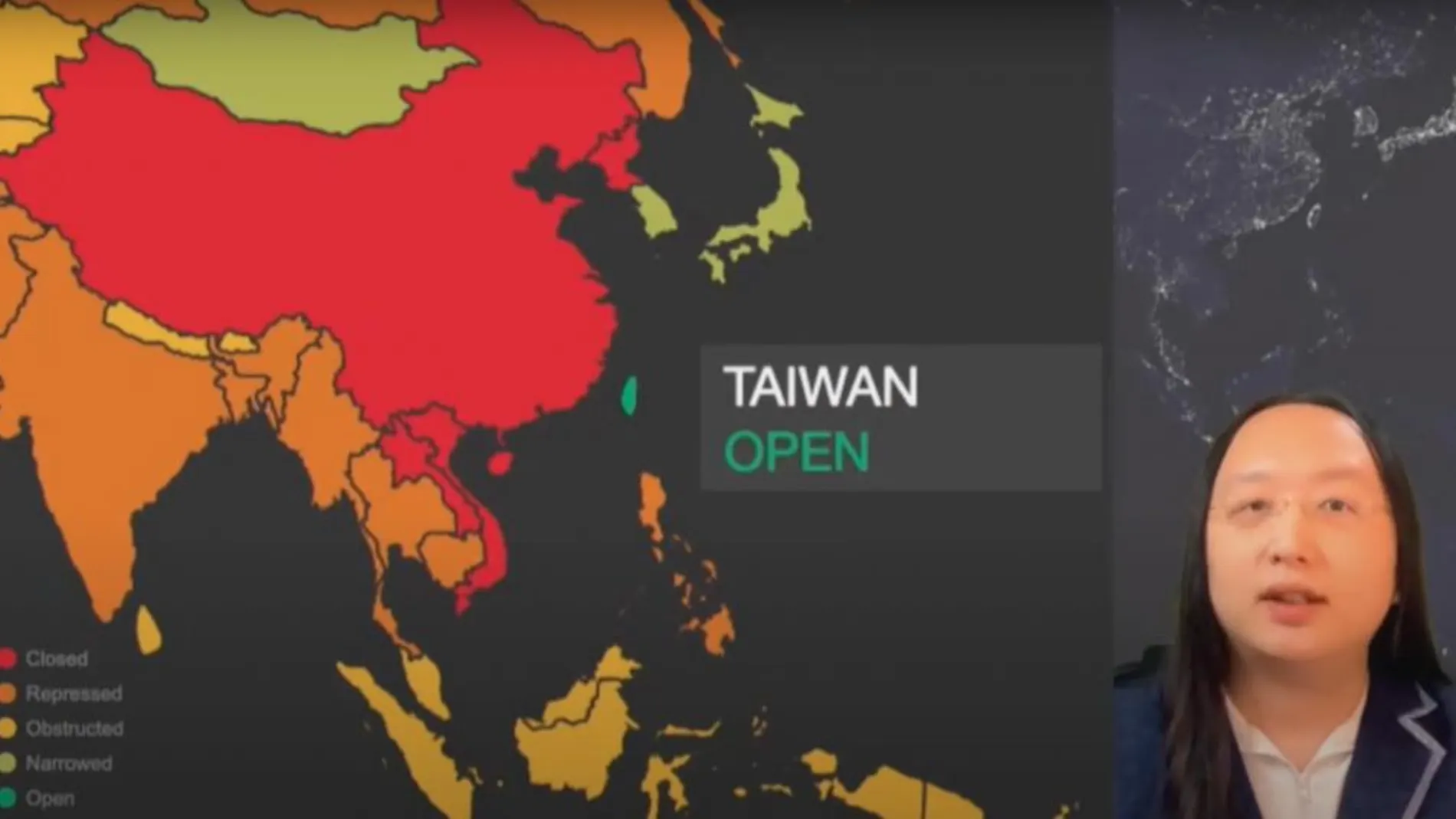 La ministra taiwanesa Audrey Tang durante su exposición en la cumbre de la Democracia con un mapa de China en rojo y Taiwán en verde