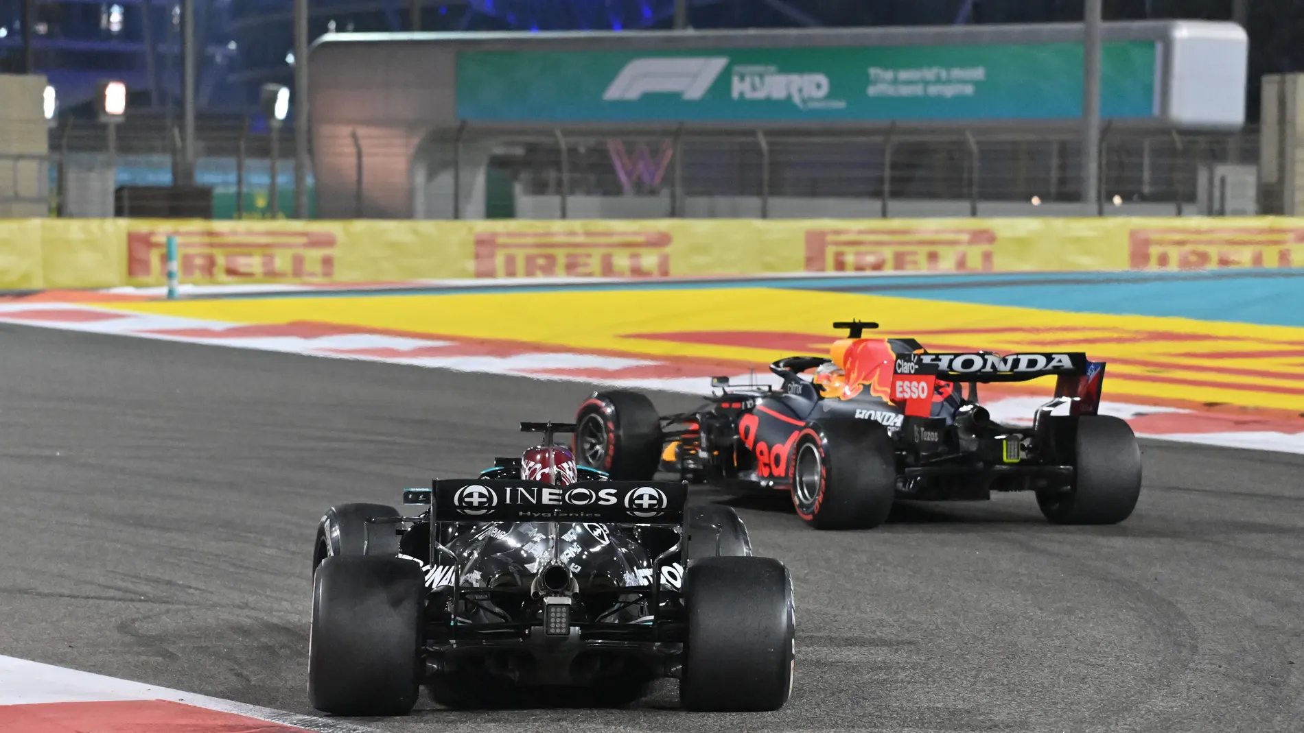 Max Verstappen y Lewis Hamilton, durante el Gran Premio de Abu Dabi.