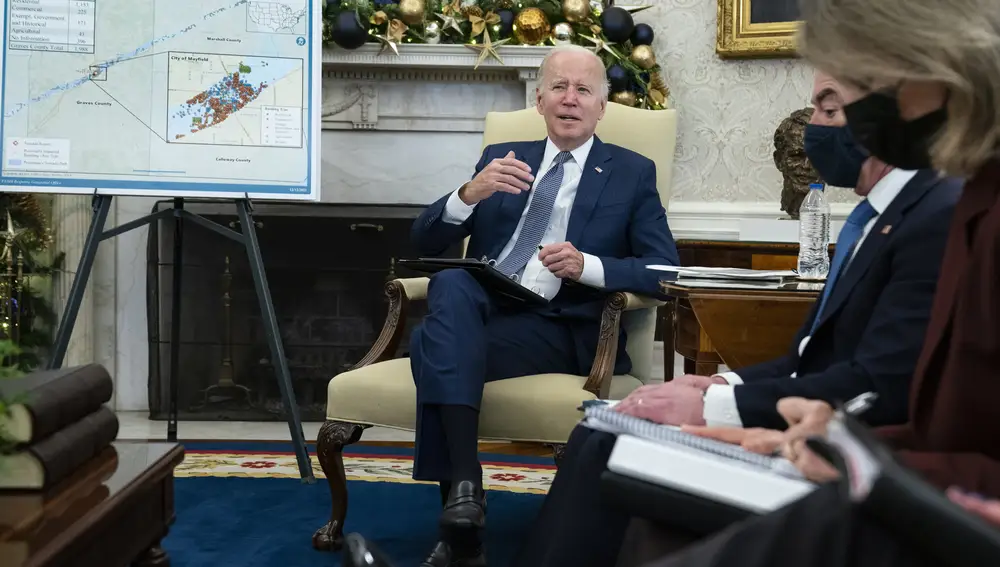 El presidente Joe Biden habla con los periodistas después de recibir una sesión informativa con el secretario de Seguridad Nacional, Alejandro Mayorkas, sobre la respuesta federal a los daños causados por los tornados, en el Despacho Oval de la Casa Blanca