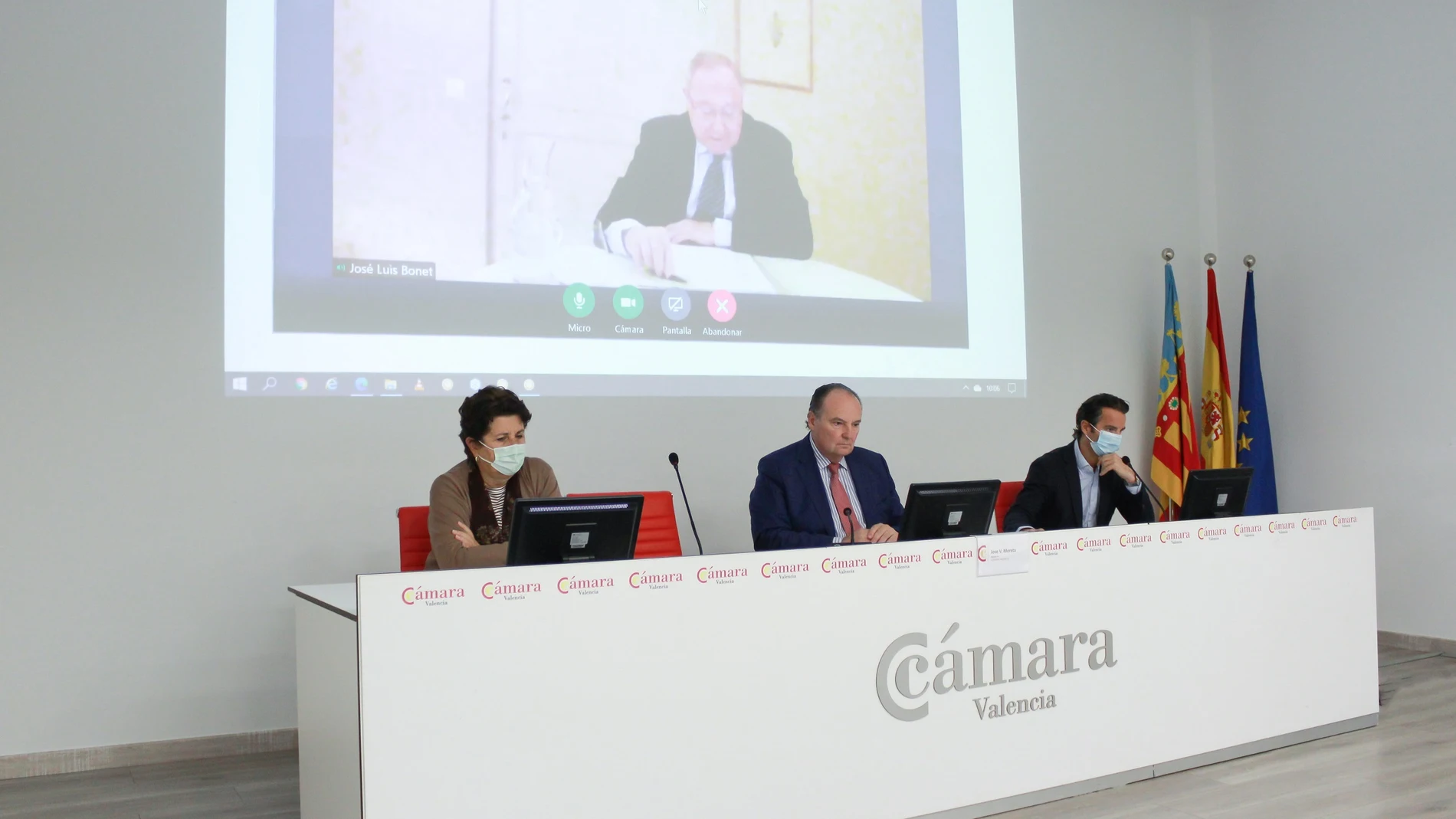 Ana Encabo, José Vicente Morata y Jorge Linares, durante la presentación de la encuesta