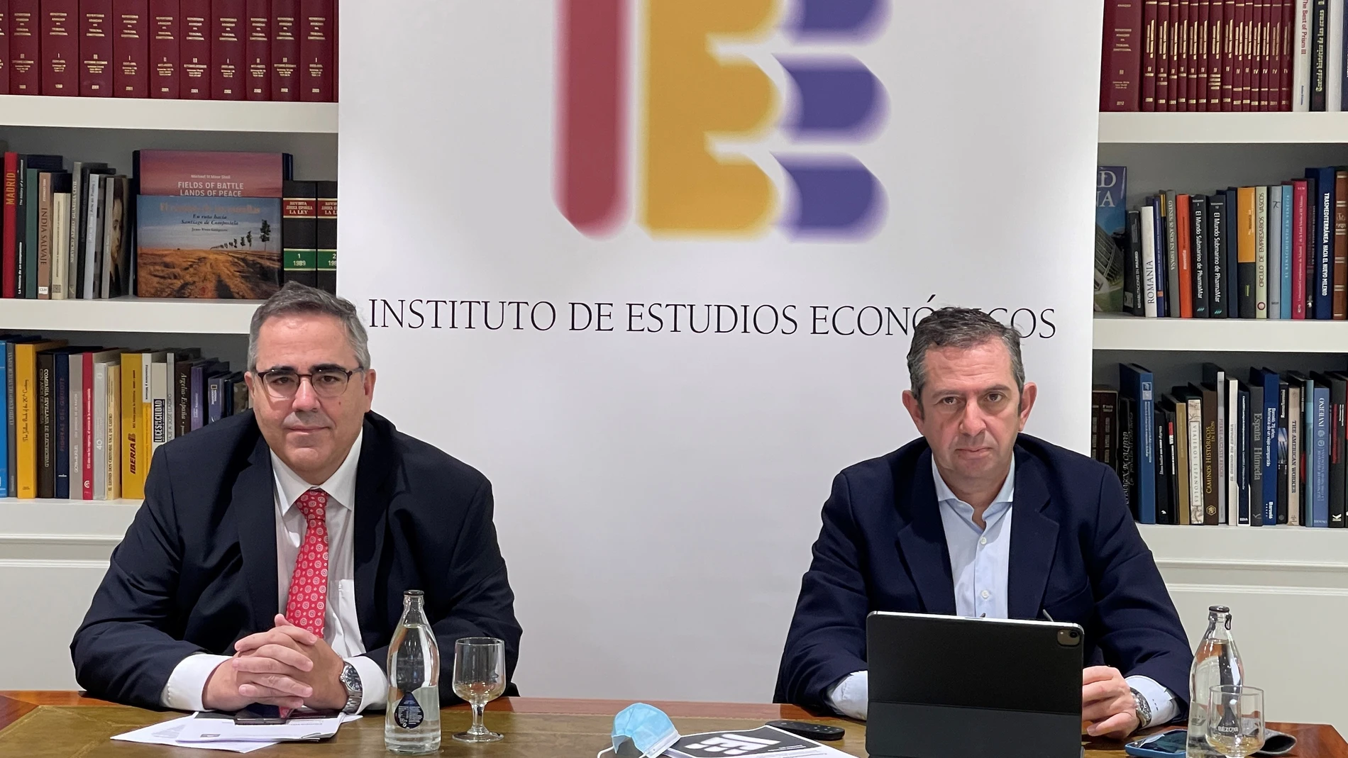 El presidente y el director general del Instituto de Estudios Económicos (IEE), Íñigo Fernández de Mesa y Gregorio Izquierdo