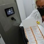 Trabajadora del Centro de Vacunación Internacional de Valladolid abren un envío de las vacunas pediátricas de Pfizer