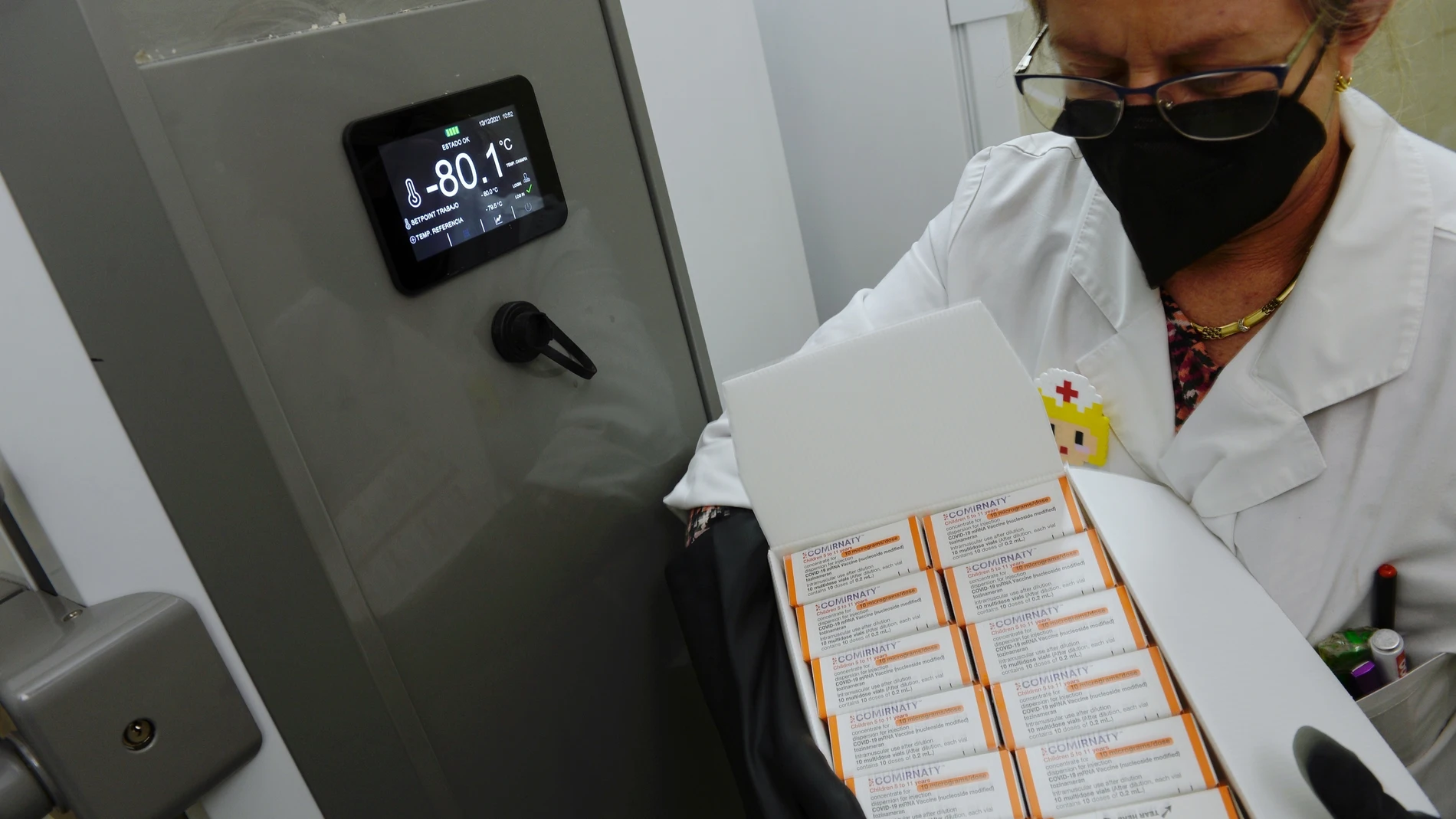 Trabajadora del Centro de Vacunación Internacional de Valladolid abren un envío de las vacunas pediátricas de Pfizer