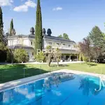 La impresionante mansión de La Moraleja y su piscina.