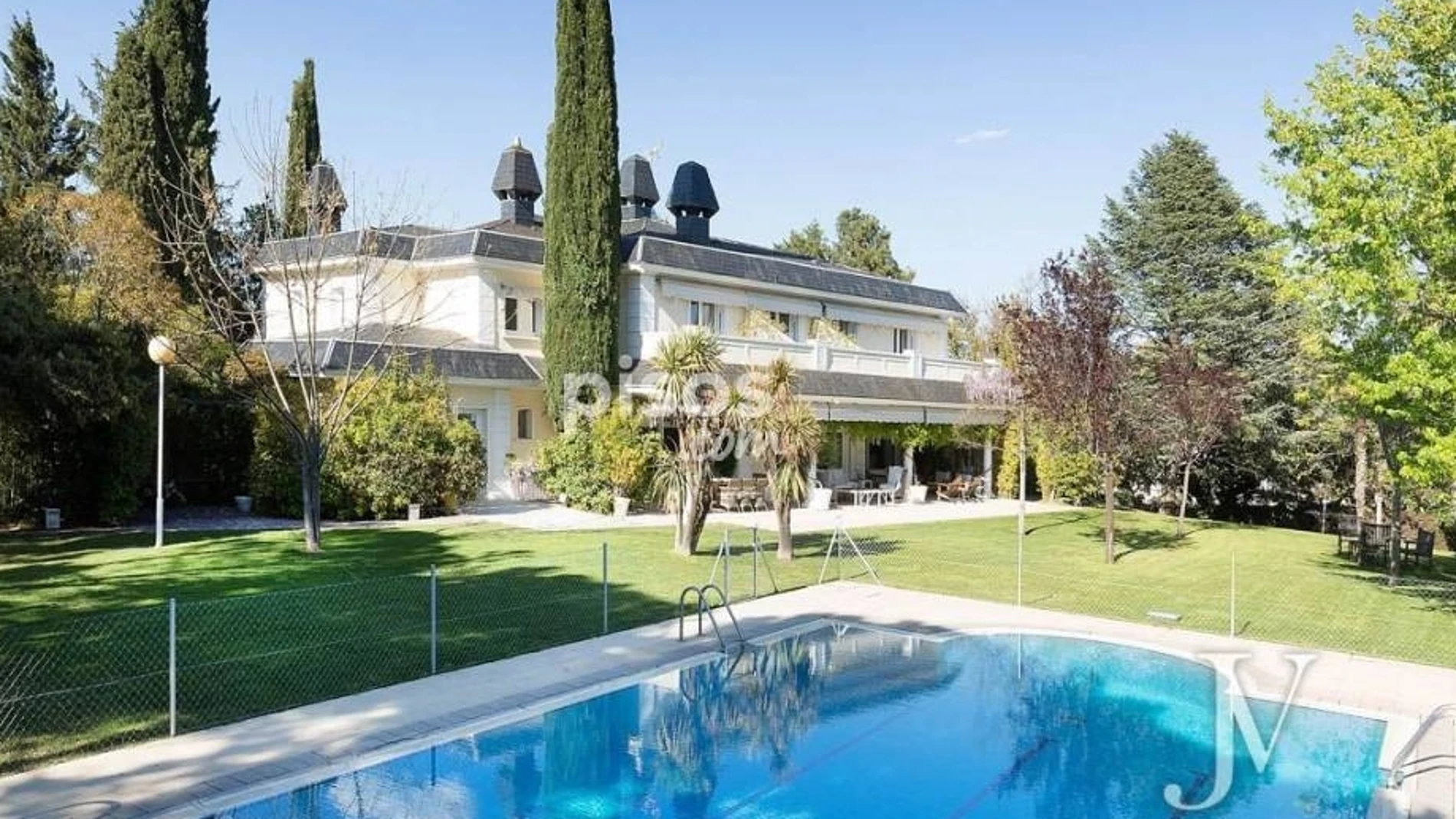 La impresionante mansión de La Moraleja y su piscina.