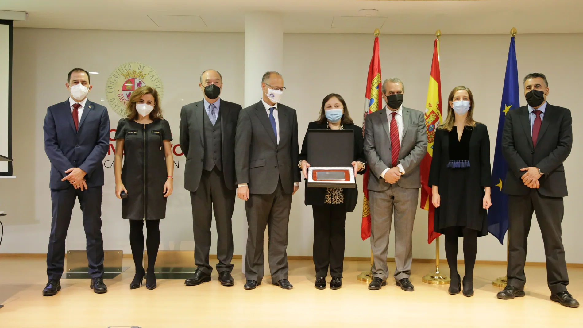 El presidente de las Cortes de Castilla y León, Luis Fuentes, entrega las distinciones al personal laboral y a los funcionarios del Consejo Consultivo de Castilla y León, junto con el presidente de la institución Agustín Sánchez de Vega