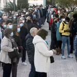 Cientos de personas hacen cola en el punto de vacunación móvil contra el Covid-19 instalado por la Conselleria de Sanidad en el hospital de la Malvarrosa de Valencia