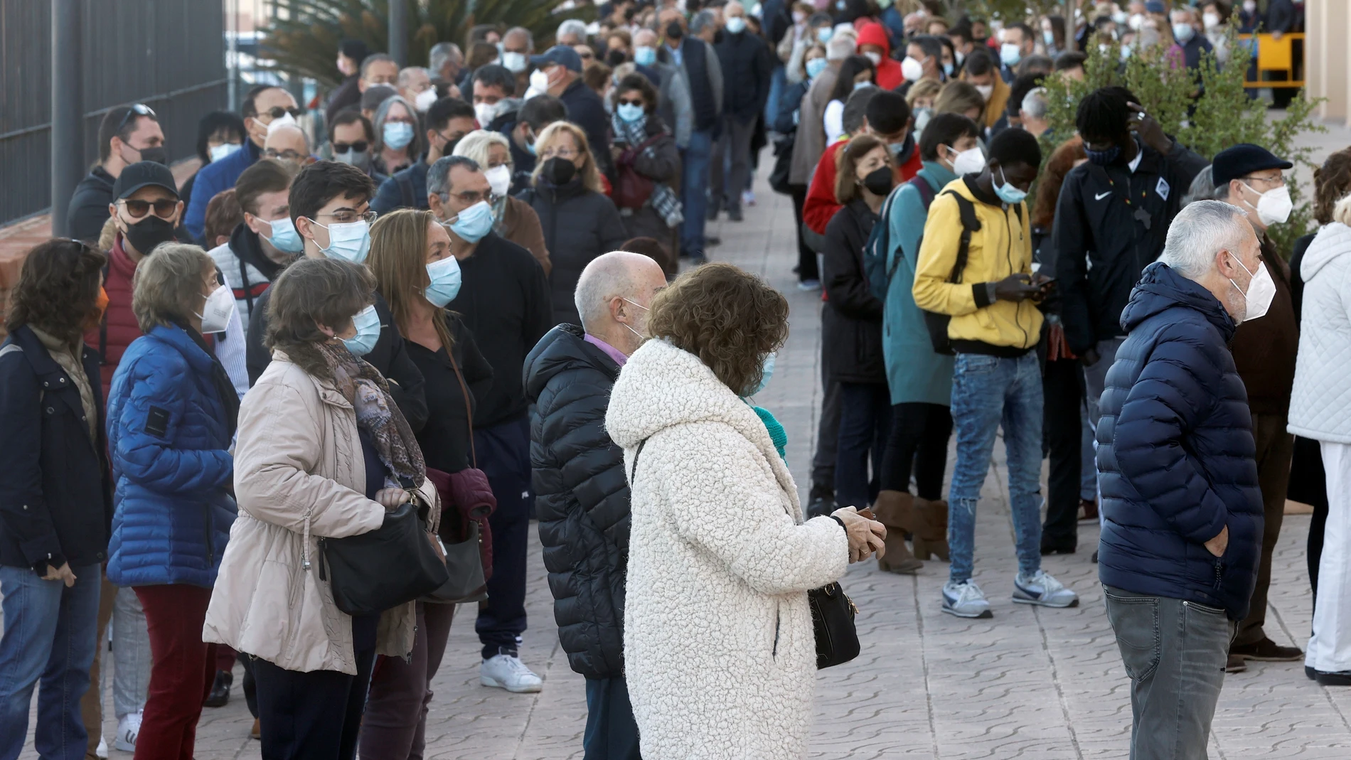 Cientos de personas hacen cola en el punto de vacunación móvil contra el Covid-19 instalado por la Conselleria de Sanidad en el hospital de la Malvarrosa de Valencia