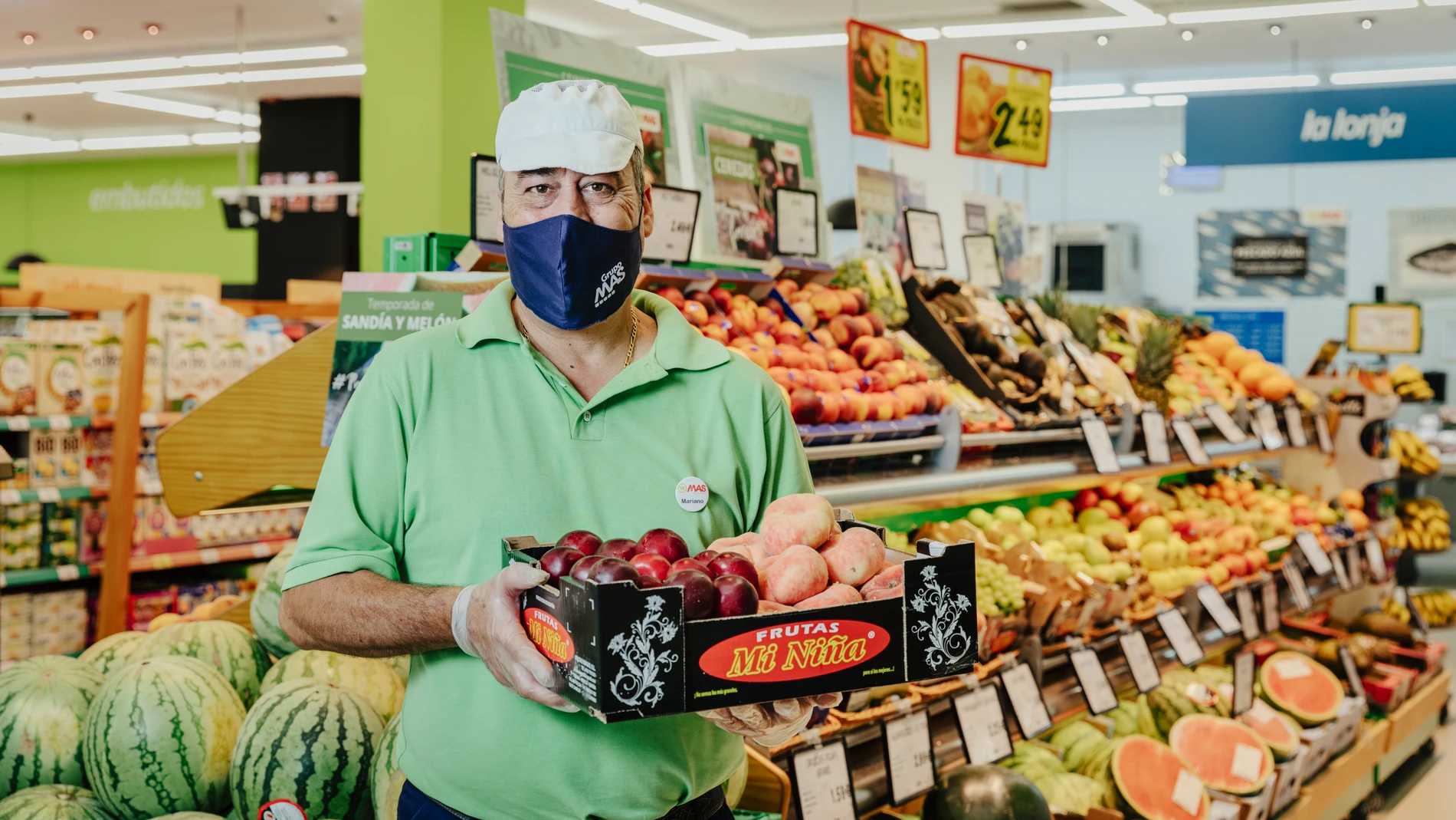 Un empleado de Grupo MAS sostiene productos frescos en uno de los establecimientos del Grupo