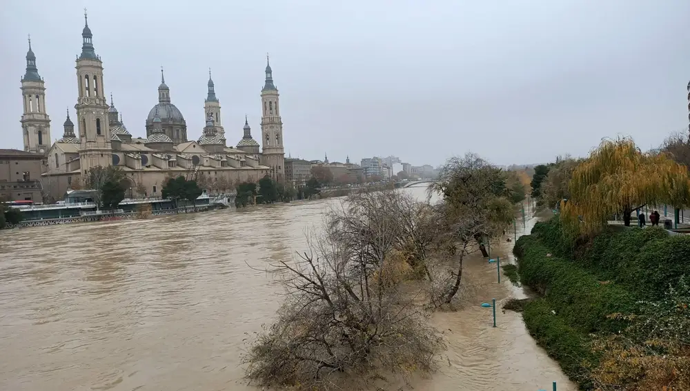 La crecida del Ebro no provoca por ahora incidencias de gravedad en la capital aragonesa