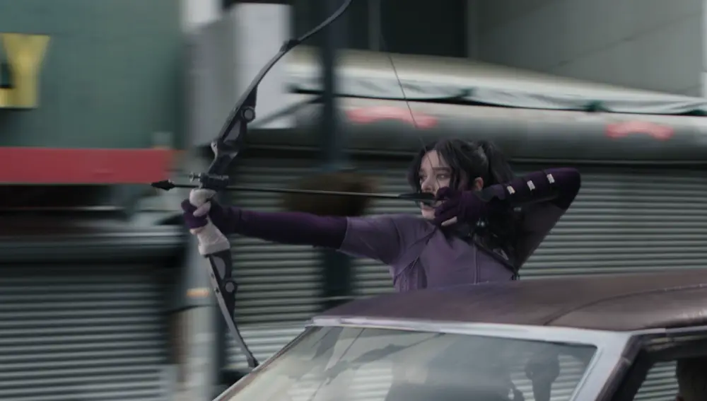 Hailee Steinfeld como Kate Bishop en &quot;Hawkeye&quot;. ©Marvel Studios 2021. All Rights Reserved.