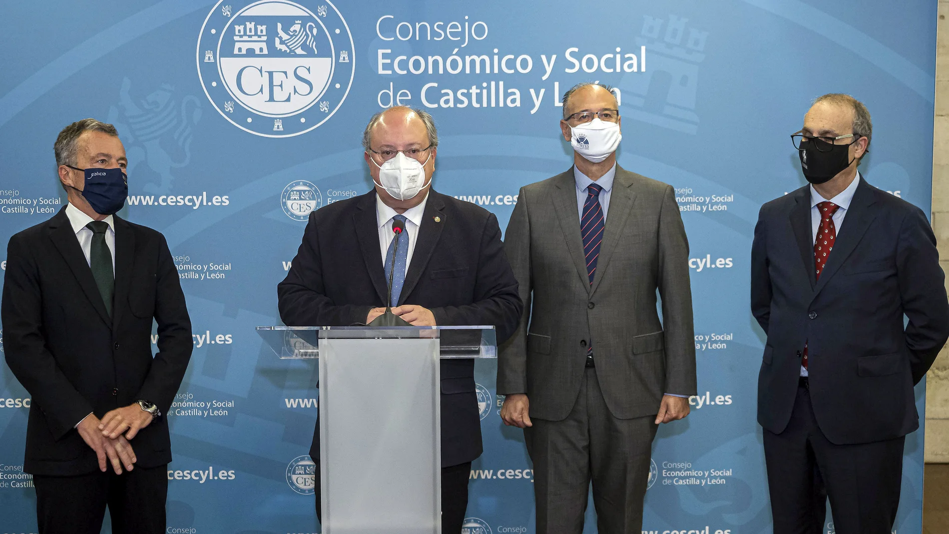El presidente de las Cortes de Castilla y León, Luis Fuentes, y el del CES, Enrique Cabero, participan en una jornada con motivo del 30 aniversario de la institución
