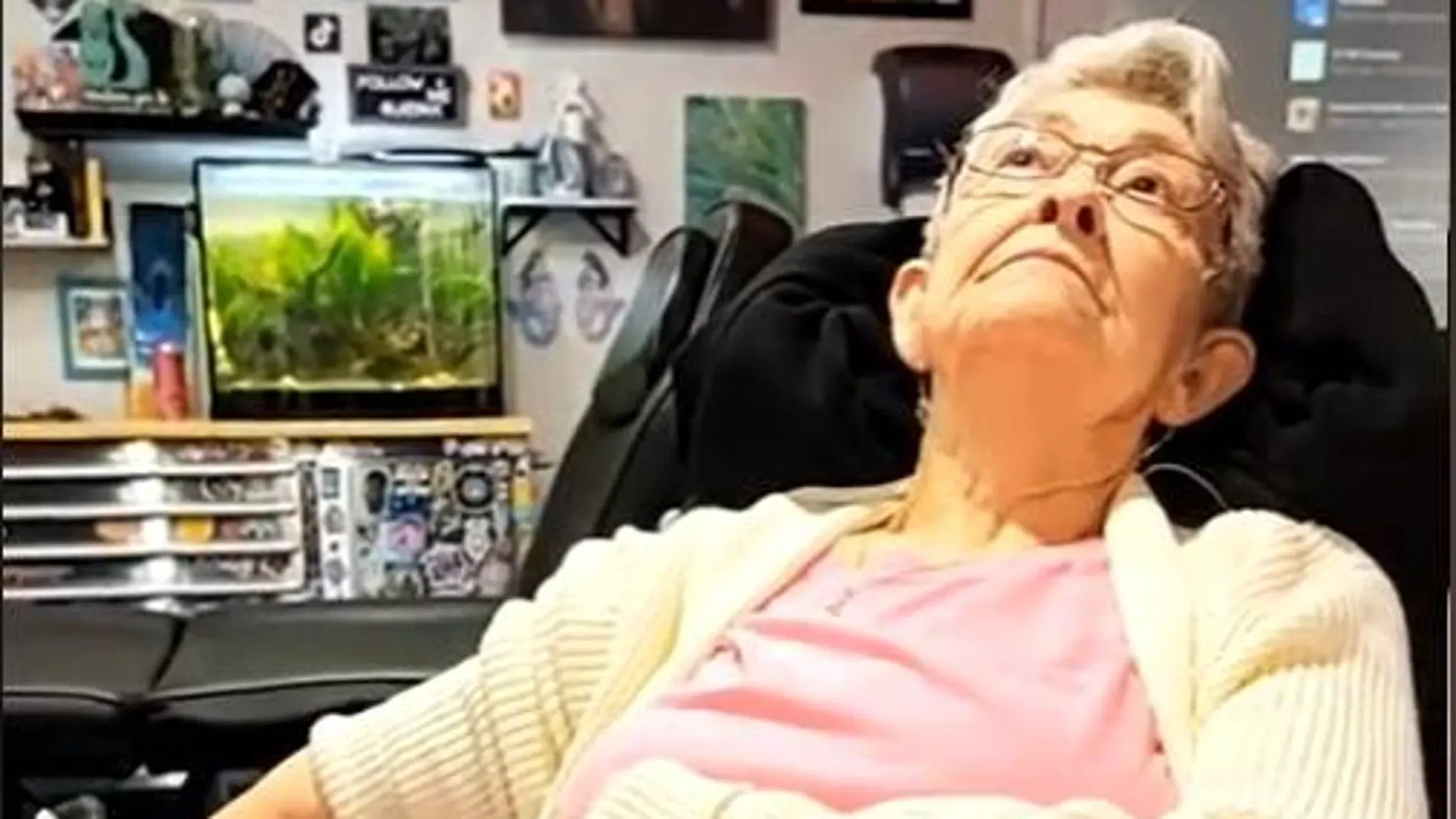 Fotograma del vídeo de Judy Dede tatuándose