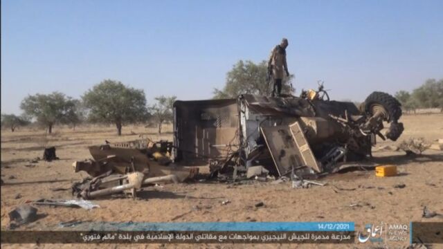 Estado en que quedó uno de los vehículos del ejército nigeriano (Amaq)
