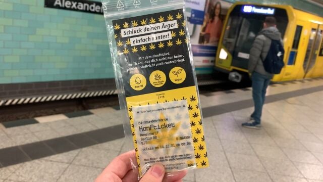 Así son los billetes comestibles rociados con aceite de cannabis que venden en el metro de Berlín para Navidad