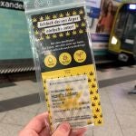 Así son los billetes comestibles rociados con aceite de cannabis que venden en el metro de Berlín para Navidad