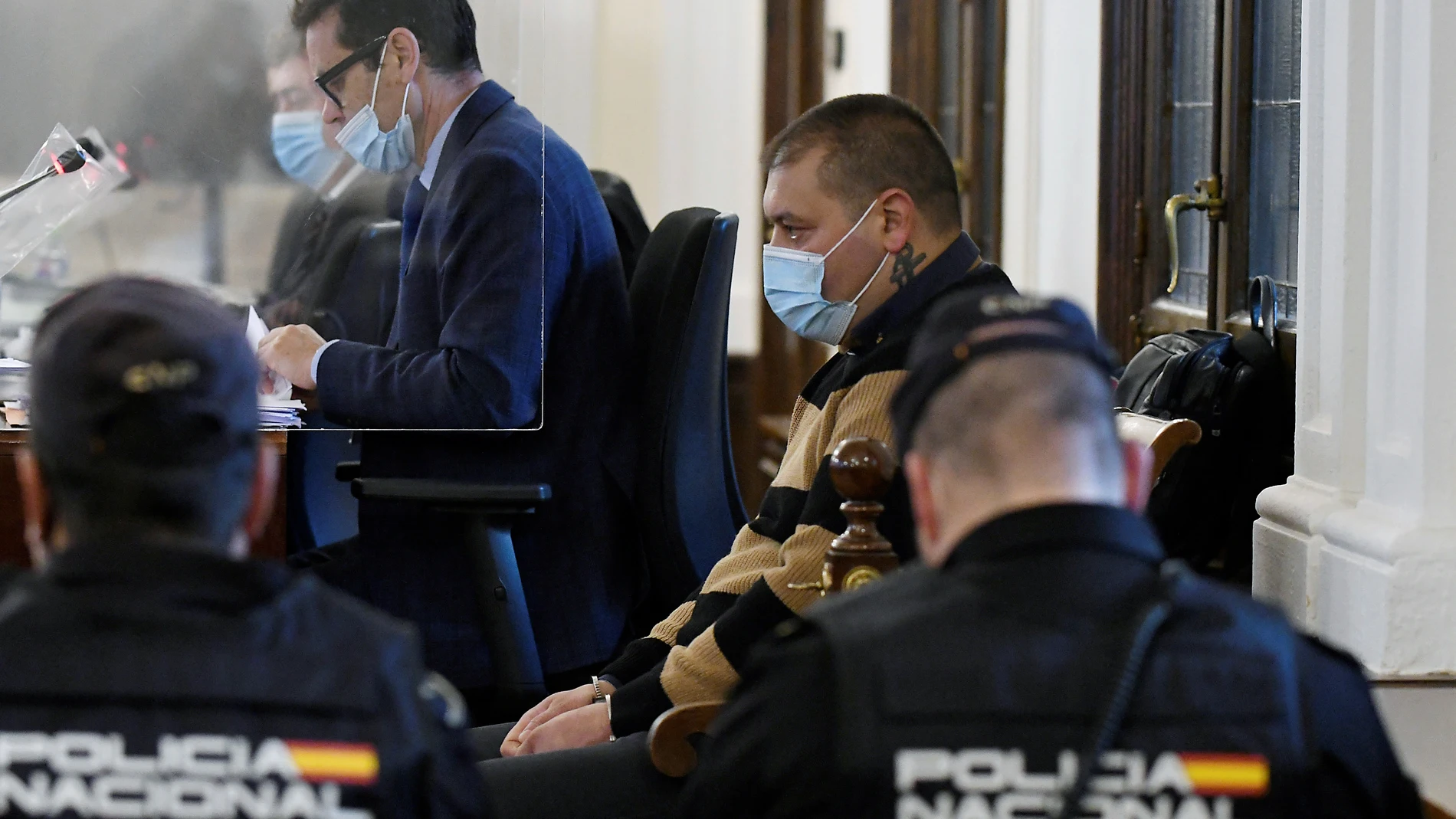 El acusado (d), un búlgaro de 44 años, comparece en una sesión de su juicio por matar a un hombre a golpes el 6 de mayo del pasado año en las cercanías de la localidad leonesa de Borrenes, este martes en la Audiencia Provincial de León