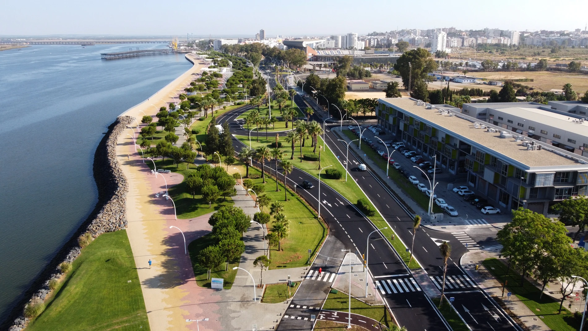 La Avenida Francisco Montenegro es uno de los entornos que conecta a la ciudad de Huelva con su puerto