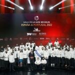 GRAFCVA1450 . VALENCIA, 14/12/2021.Fotografía de familia con los premiados con estrella Michelin tras la gala Guía Michelin España y Portugal 2022 que se celebra en el Palau de Les Arts de Valencia.EFE/Kai Försterling