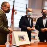 El delegado territorial de la Junta de Castilla y LeÓn en Burgos, Roberto Saiz; el delegado territorial de la ONCE en Castilla y LeÓn, Ismael PÉrez Blanco; y el director de ONCE en Burgos, Enrique Fernández Ortega, presentan el cupón que dedica al Camino Olvidado con una fotografía del Monumento Natural de Ojo Guareña (Burgos)