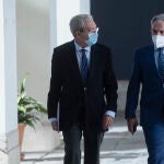 El consejero de Presidencia, y portavoz del Gobierno Andaluz, Elías Bendodo (d), junto al consejero de Economía, Rogelio Velasco (i)