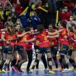 Las jugadoras españolas celebran el triunfo ante Alemania y la clasificación para las semifinales del Mundial de España
