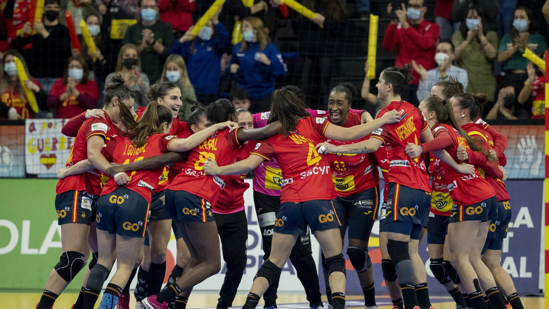 Las jugadoras españolas celebran el triunfo ante Alemania y la clasificación para las semifinales del Mundial de España