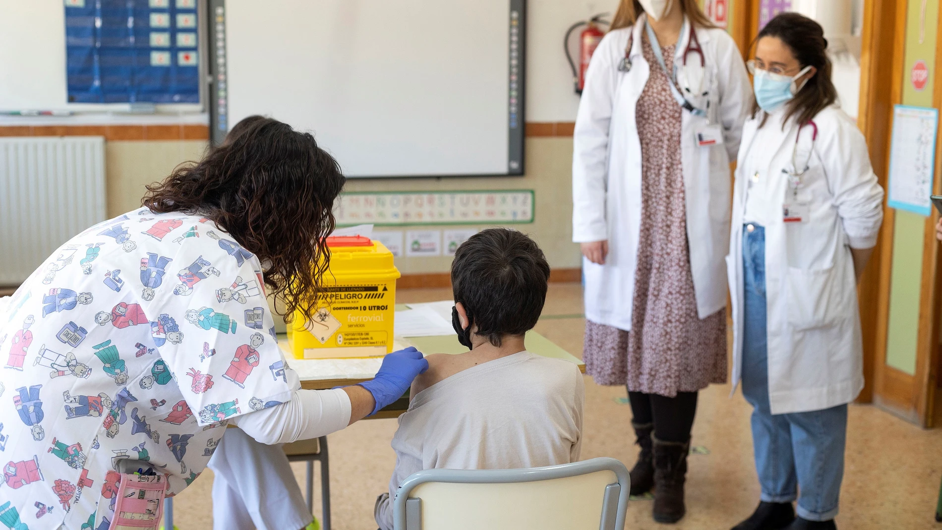 Personal sanitario vacuna a un menor de 12 años en el CEIP Soler i Godes
