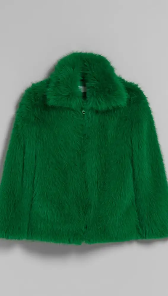 Este abrigo verde de pelo de BERSHKA es el que las mujeres de 50 años no se van a quitar en el invierno