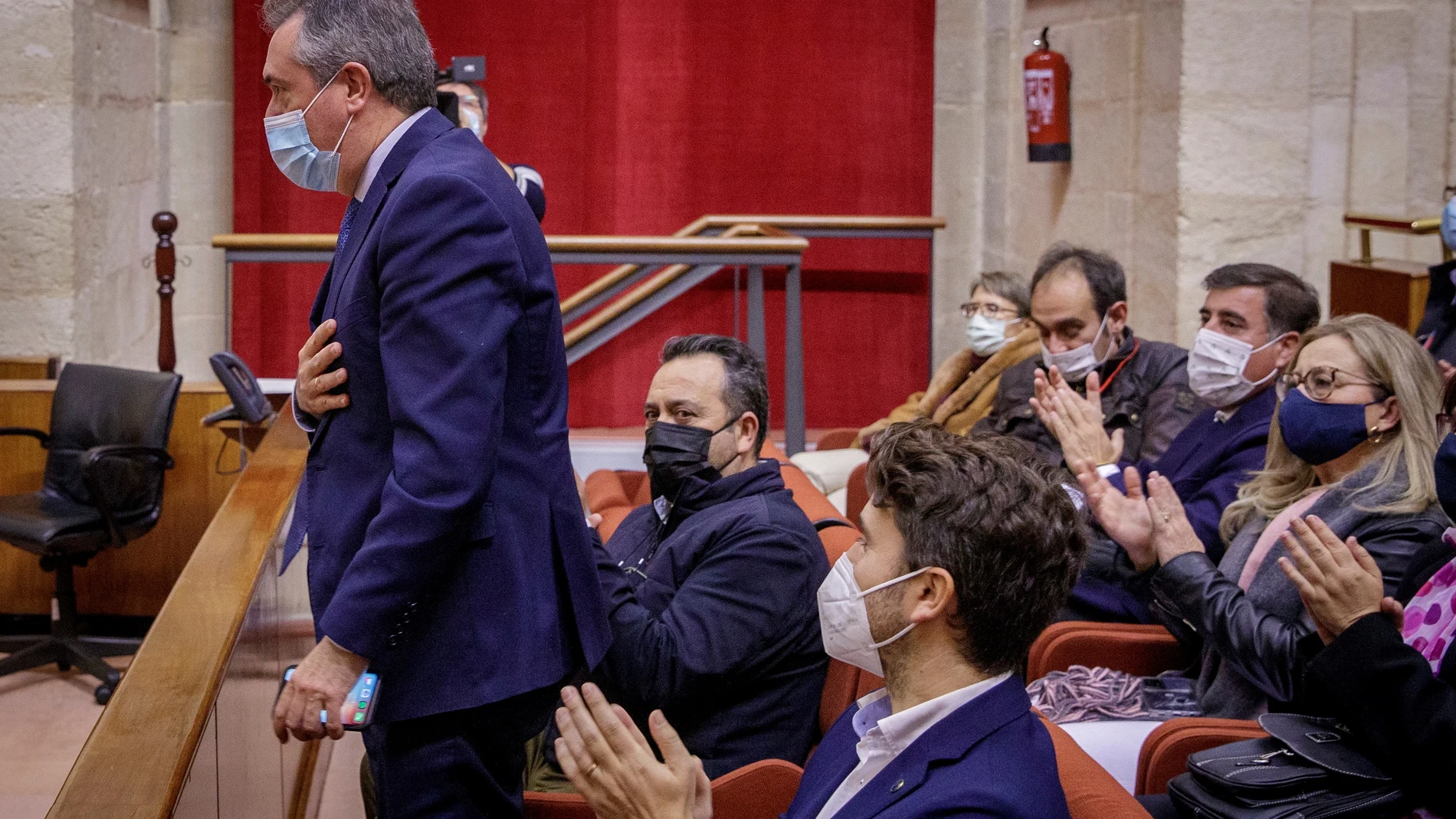 El secretario general del PSOE-A y alcalde de Sevilla, Juan Espadas (i), es aplaudido tras haber sido elegido por el pleno del Parlamento andaluz. EFE/Julio Muñoz