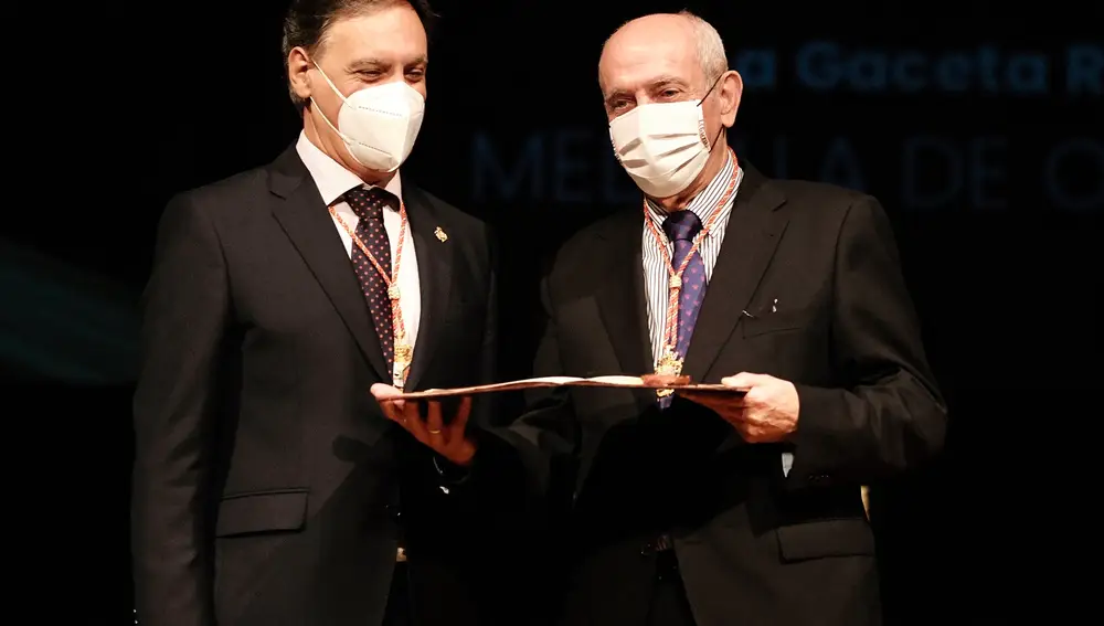 El ayuntamiento de Salamanca entrega las medallas de oro de la ciudad. En la imagen el alcalde Carlos García Carbayo entrega la medalla al presidente de Gruposa, Pedro Díaz