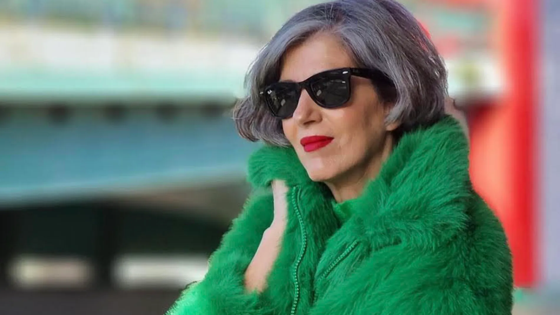 Este abrigo verde de pelo de BERSHKA es el que las mujeres de 50 años no van a quitar en todo el invierno