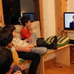 Una familia francesa ve por televisión la entrevista del presidente Emmanuel Macron