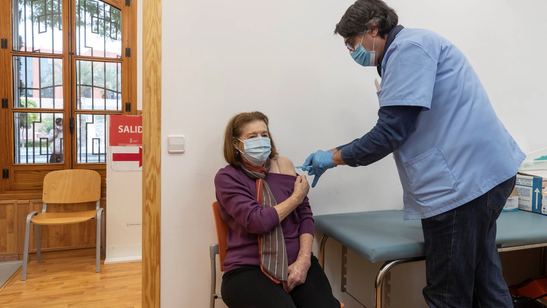 Un enfermero del 061 administra la segunda dosis de la vacuna contra el Coid a una mujer