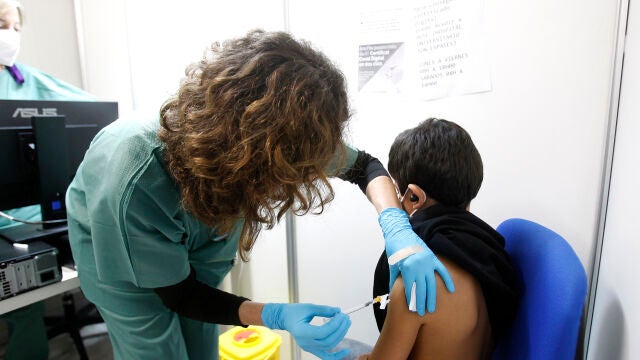 Un niño recibe una dosis de la vacuna contra el Covid-19