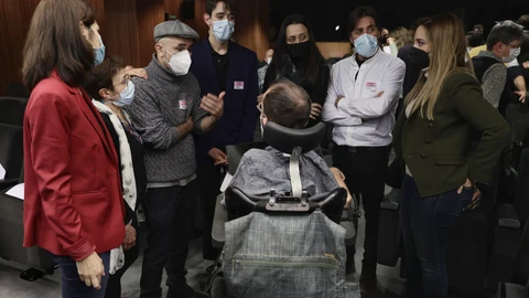 La coportavoz de Podemos, Isa Serra (i) y el portavoz de Unidas Podemos, Pablo Echenique (d) junto a familiares de los seis de Zaragoza, en las jornadas informativas sobre ‘Los 6 de Zaragoza’, en la sala Clara Campoamor del Congreso