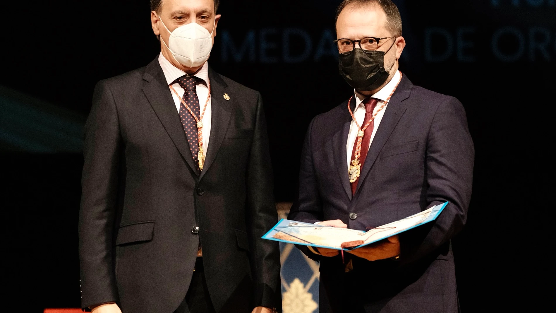 El ayuntamiento de Salamanca entrega las medallas de oro de la ciudad. En la imagen el alcalde , Carlos García Carbayo entrega la medalla al gerente del hospital, Luis Ángel González