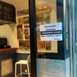 Un establecimiento hostelero exhibe un cartel con la exigencia de pasaporte covid