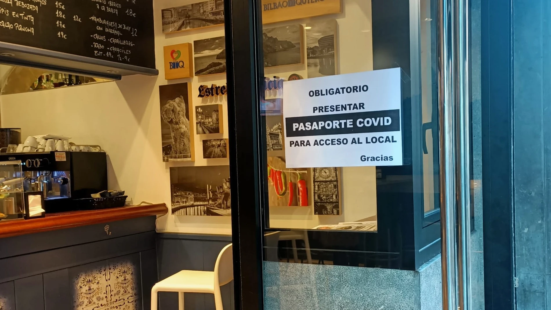 Un establecimiento hostelero exhibe un cartel con la exigencia de pasaporte covid
