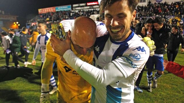 Los jugadores del Alcoy, José Juan (i) y Juanan, celebran su pase a la siguiente fase de la Copa del Rey tras derrotar al Levante. Les espera, de nuevo, el Real Madrid