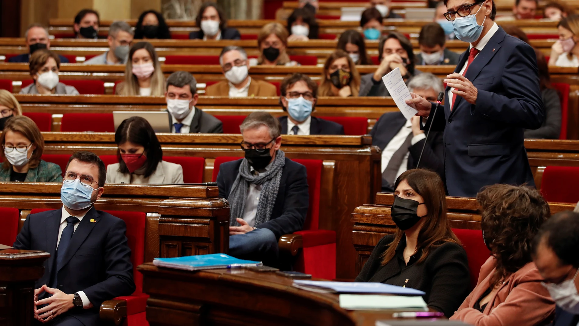 El líder del PSC, Salvador Illa, en su turno de pregunta al presidente de la Generalitat, Pere Aragonès durante la sesión de control