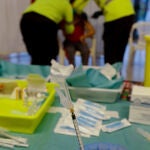 Un sanitario sostiene una jeringuilla con la vacuna contra el Covid-19 en el Palacio de Deportes de Murcia
