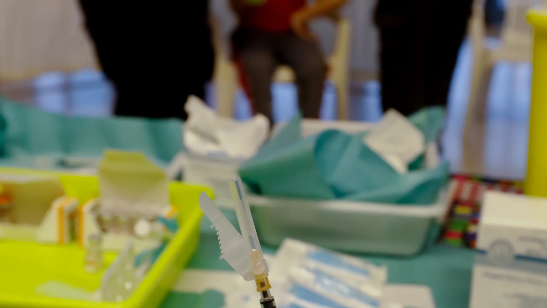 Un sanitario sostiene una jeringuilla con la vacuna contra el Covid-19 en el Palacio de Deportes de Murcia