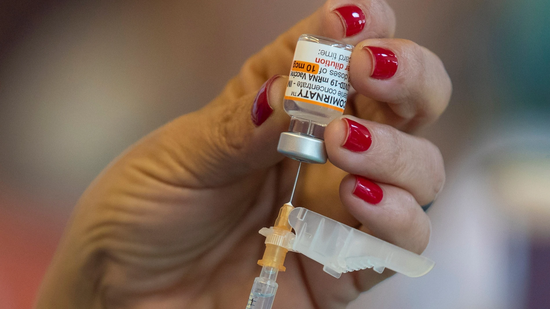 Una enfermera de Servicio Murciano de Salud prepara una vacuna de la covid-19