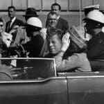 John F. Kennedy, acompañado de Jacqueline, momentos antes de ser asesinado en Dallas