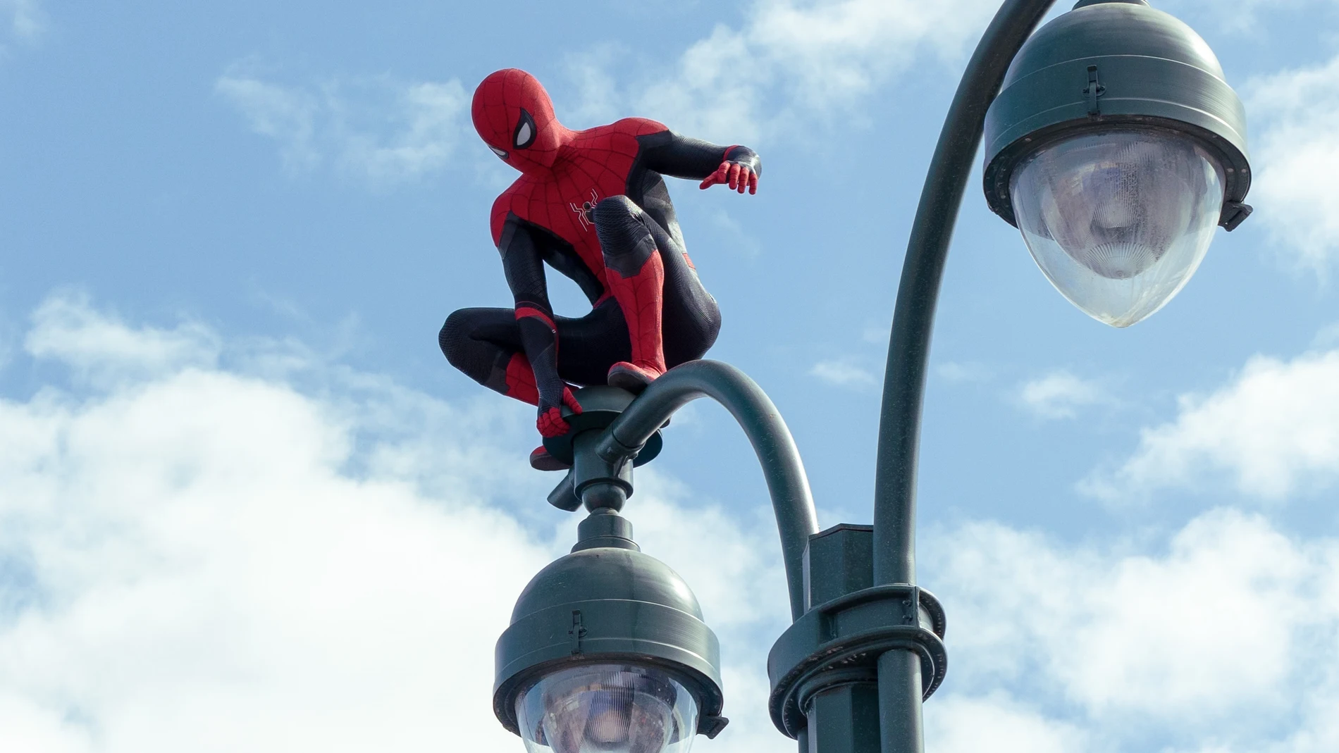 Fotograma cedido por Sony Pictures y Marvel Studios donde aparece Tom Holland en el doble papel de Peter Parker/Spider-Man, durante una escena de la película "Spider-Man: No Way Home", que se estrena este fin de semana. EFE/ Matt Kennedy / Sony Pictures/Marvel Studios